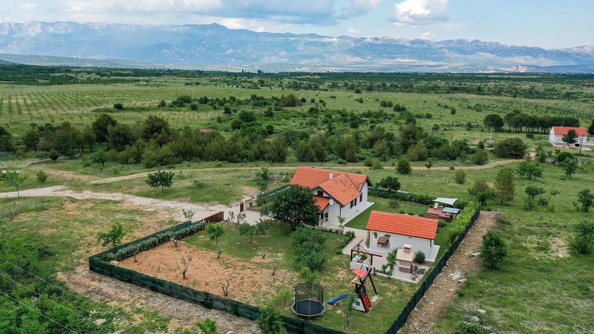 Villa Ena With Pool & Jacuzzi Donji Kasic